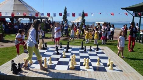 Yalova'da açık hava satranç parkı açıldı