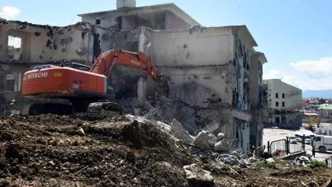 Yüksekova’daki hasar gören okulların yıkımına devam ediliyor