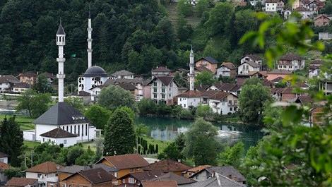 Bosna'nın 'ada camisi' manzarasıyla hayran bırakıyor