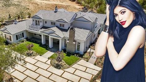 Kylie Jenner yeni evine taşındı!