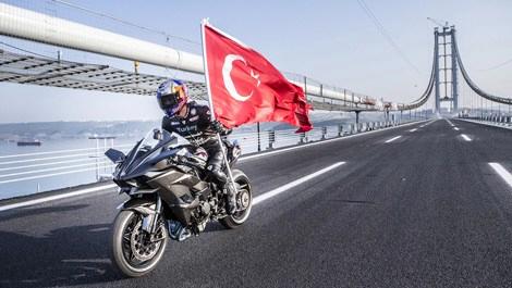 Kenan Sofuoğlu, Osmangazi Köprüsü'nden "hızlı" geçti