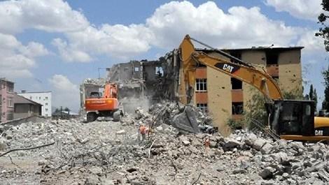 Yüksekova'da binaların enkazları kaldırılıyor