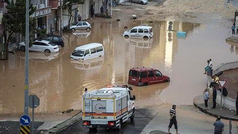 Şiddetli yağış Türkiye'yi felç etti!