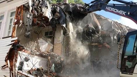 Belediye ekipleri Halit Paşa Konağı’nı yıktı