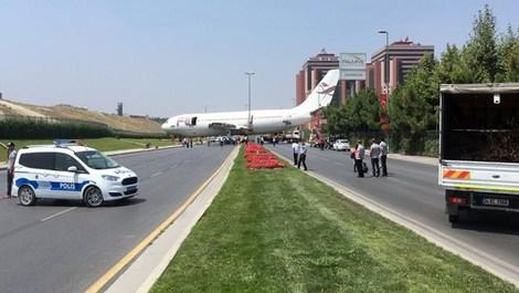 Yoldaki uçak İstanbulluları şaşırttı!