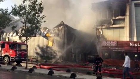 Ataşehir'de inşaat malzemelerinin olduğu depo yandı!