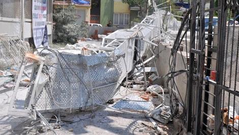 İzmir'de inşaat iskelesi çöktü 