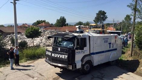 Sakarya'da kaçak bina yıkımı sırasında arbede yaşandı