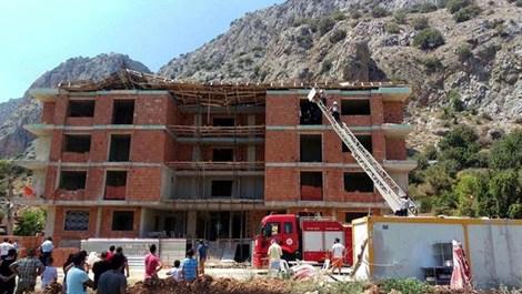 Antalya’da inşaatın çatısı çöktü!