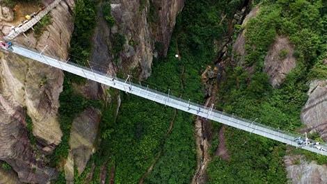 Dünyanın en uzun cam köprüsü Çin'de açıldı 