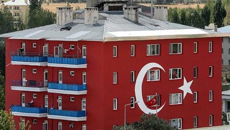 Emniyet amirliği binası Türk bayrağına boyandı