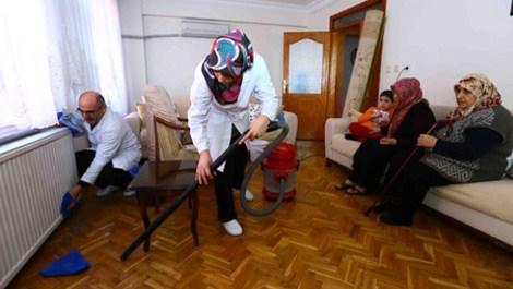 Bağcılar Belediyesi yaşlıların evlerinde bayram temizliği yapıyor