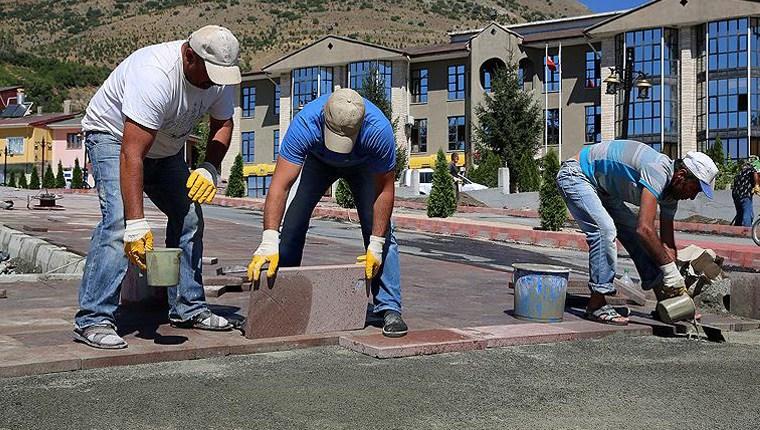 Erzincan'daki okulların onarımını Ahıska Türkleri yaptı 