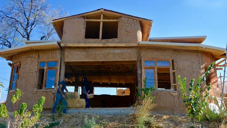 Kırşehir'de samanlardan natürel ev yaptı!