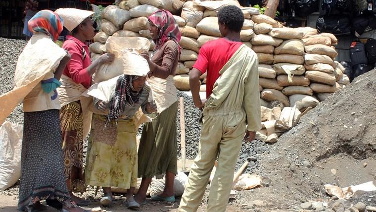 Etiyopya'nın inşaatlarında kadınlar çalışıyor!
