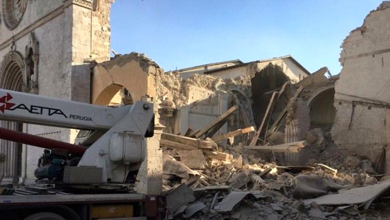 İtalya'daki deprem 25 bin kişiyi evsiz bıraktı 