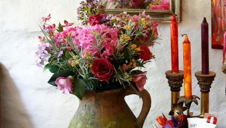 Kışın ortasında baharı yaşamak isteyenlere çiçekli ev dekorasyonu