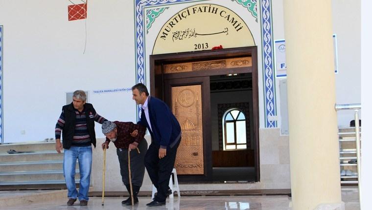 Antalya Büyükşehir Belediyesi'nden yaşlı adamın evine yol hizmeti