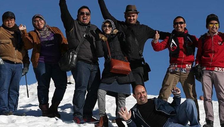 Uludağ'a gelen turistler için suni kar püskürtülüyor