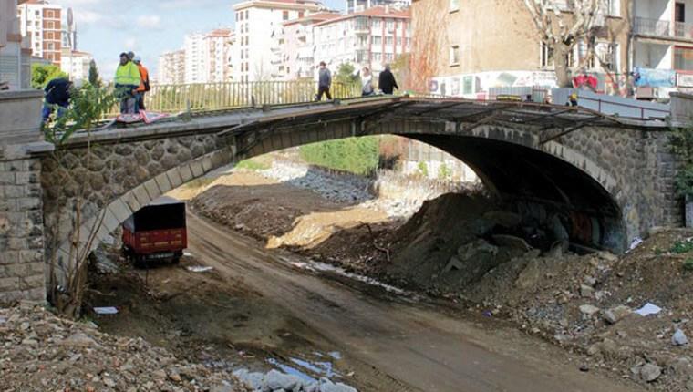 Kadıköy Erenköy'deki tarihi tren yolu köprüsü sökülüyor!