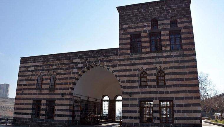 Diyarbakır'daki 800 yıllık köşk terörün izlerinden arındırılıyor