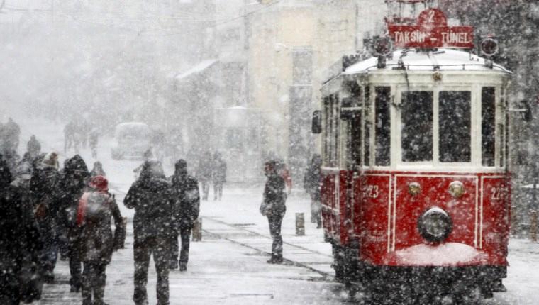 İstanbullu kar yağışında sinemaya koştu 