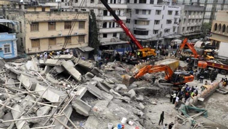 Hindistan'da 6 katlı bina çöktü 