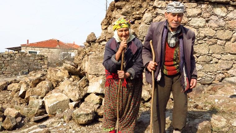 Yaşlı çiftin elleriyle yaptığı ev, depremde yıkıldı!