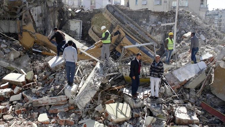 Antalya'da yıkım yapan iş makinesi devrildi