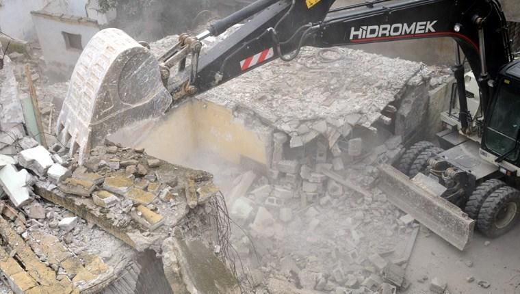 Mersin'deki metruk yapılar yıkılıyor