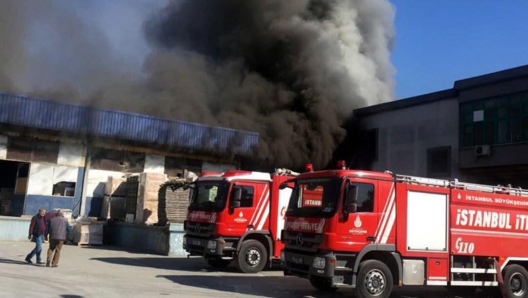 Esenyurt'ta banyo malzemeleri fabrikasında yangın çıktı