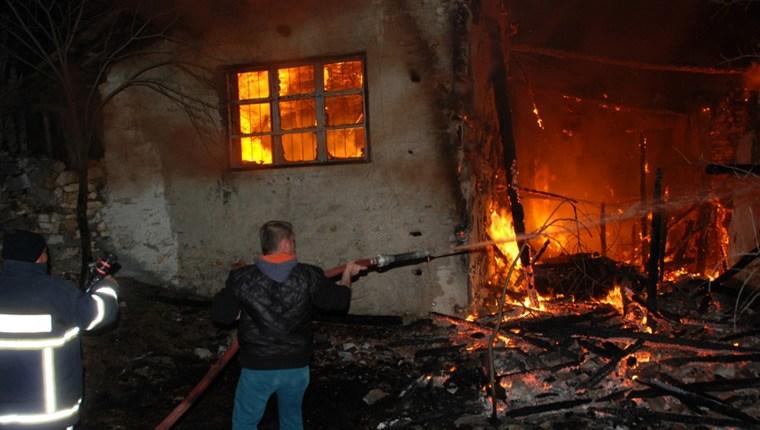 Antalya'daki tarihi düğmeli ev yandı 