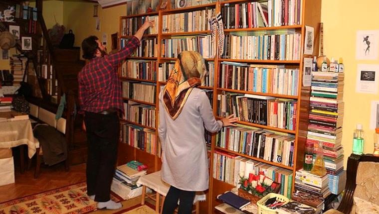Öğretim üyesi 40 bin kitabını iki katlı evinde saklıyor