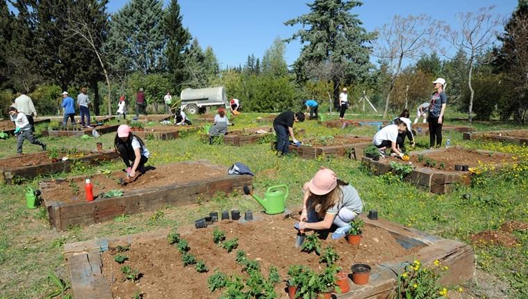 İlkokul öğrencileri botanik bahçesinde toprakla buluşuyor