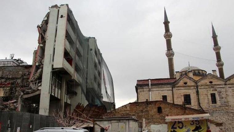 Sivas'taki Vakıflar İş Hanı'nın bir kısmı yıkıldı 