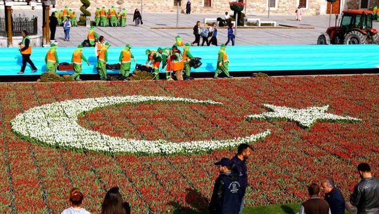 Konya'da 'Laleden yapılan en büyük Türk bayrağı' rekoru kırıldı 