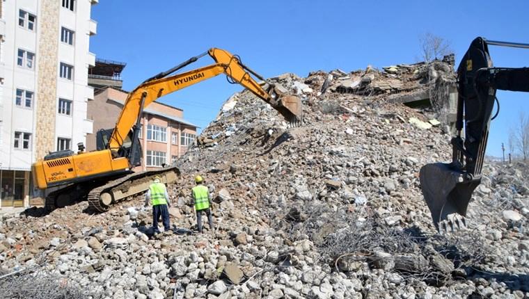 Yüksekova'da ağır hasarlı binalar yıkılıyor