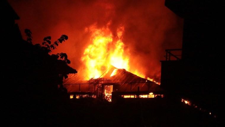 Sancaktepe'de bir fabrikada yangın çıktı 