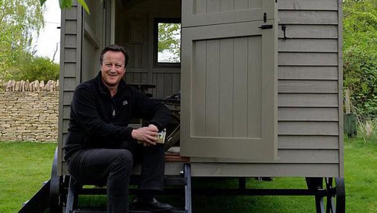 David Cameron, 25 bin sterline kulübe inşa ettirdi