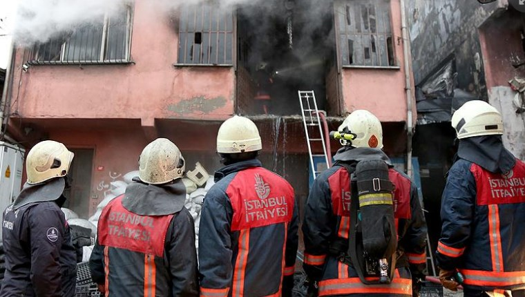 Sultangazi'de 3 katlı imalathanede yangın 