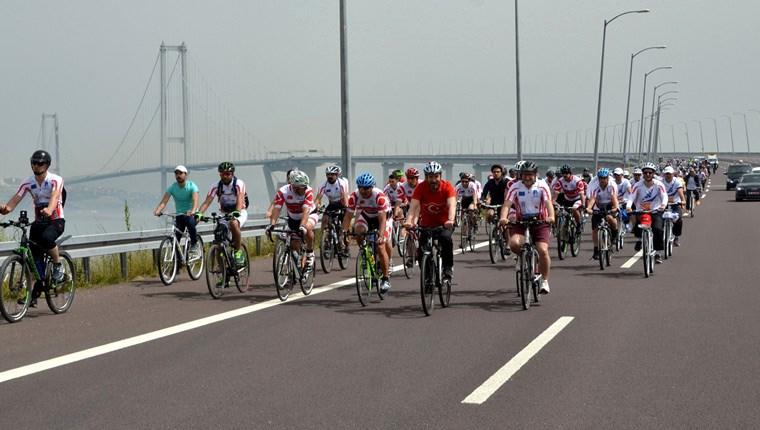 300 bisikletli grup Osmangazi Köprüsü'nden geçti 