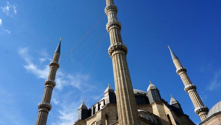 Selimiye Camisi'nin minareleri mahya ile süslendi