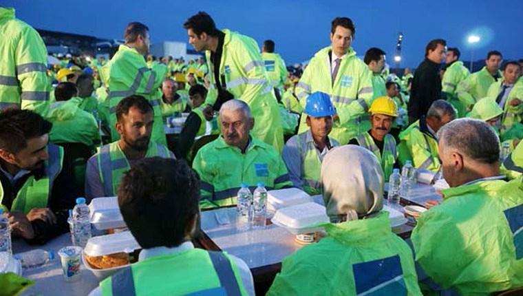 Binali Yıldırım, 3. Havalimanı işçileriyle iftar yaptı!