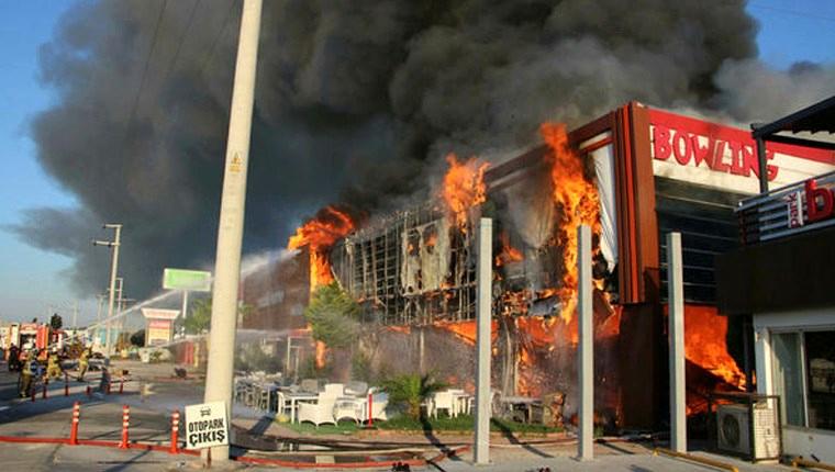 İzmir’de bir AVM’de korkutan yangın!