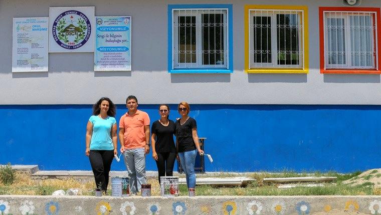 İzmir'de öğretmenler tatile gitmek yerine okul boyadı