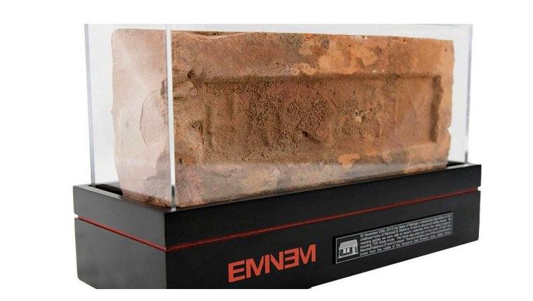 Eminem, evinin tuğlalarını bin 313 dolara satıyor
