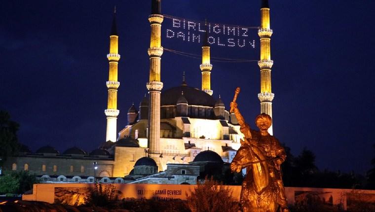 Selimiye Camisi'ne 'Birliğimiz Daim Olsun' yazılı mahya