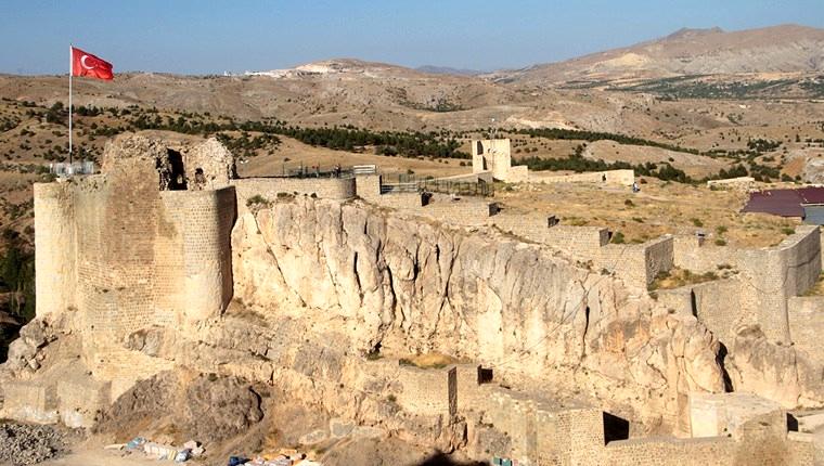 Harput Kalesi'nin tahrip olan surları yeniden inşa ediliyor