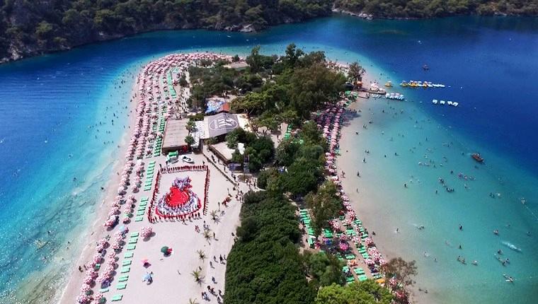 Fethiye'de turistler plajda Türk bayrağı oluşturdu