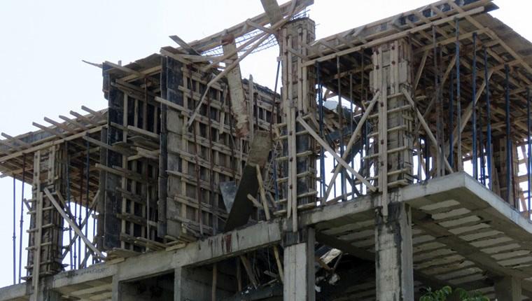 Konya'da inşaat iskelesi çöktü 